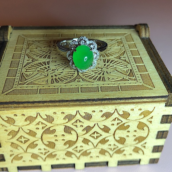 Certified Untreated Imperial Emerald Green Burma Jadeite w/diamonds 18k Ring - Picture 3 of 17